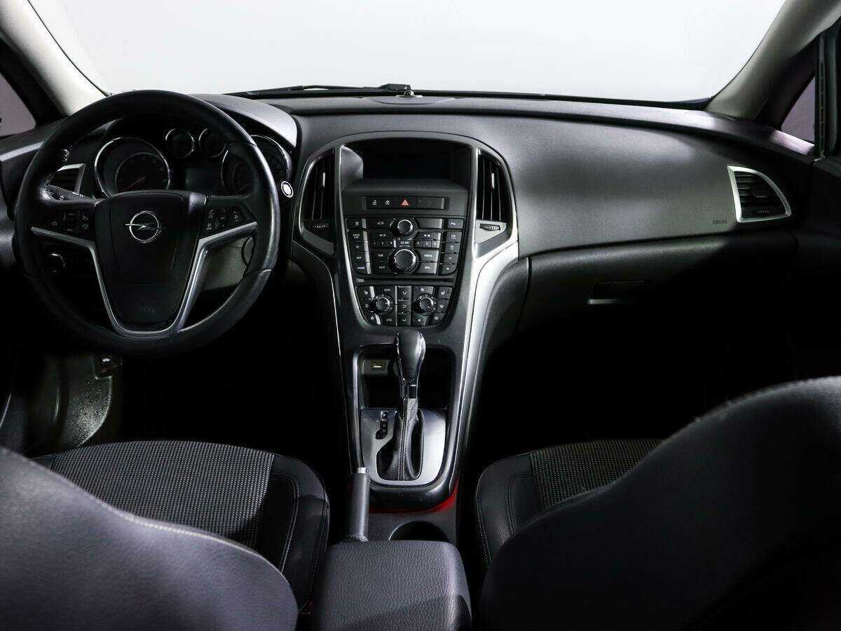 Opel Astra с пробегом — 2013 год. Фото: #11
