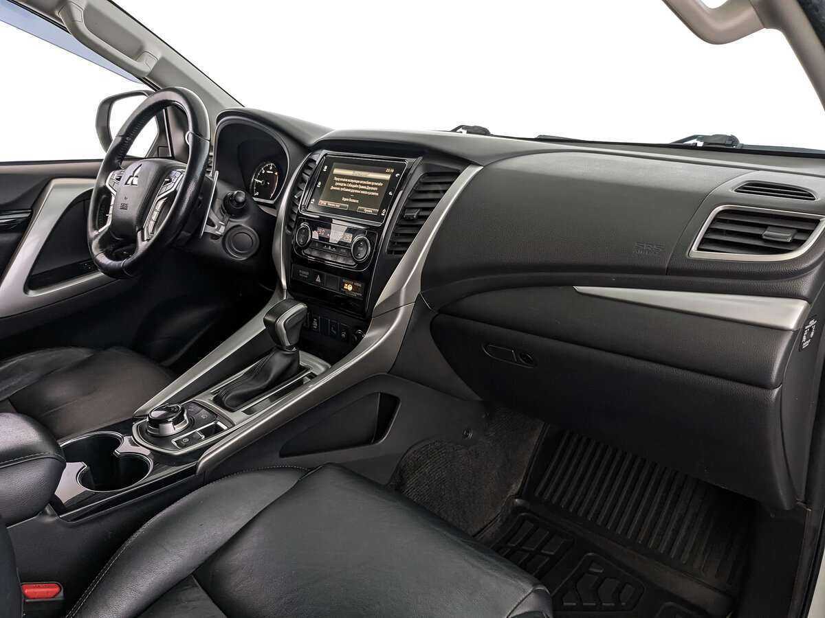 Mitsubishi Pajero Sport с пробегом — 2017 год. Фото: #8