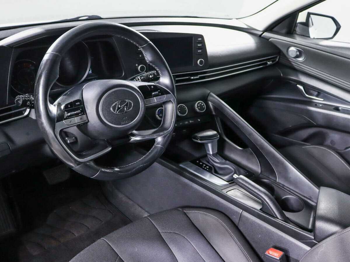 Hyundai Elantra с пробегом — 2021 год. Фото: #13