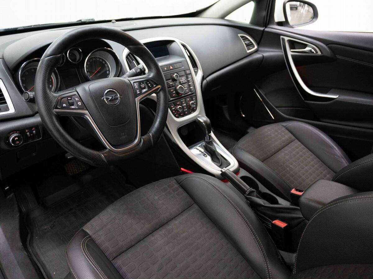 Opel Astra с пробегом — 2012 год. Фото: #6