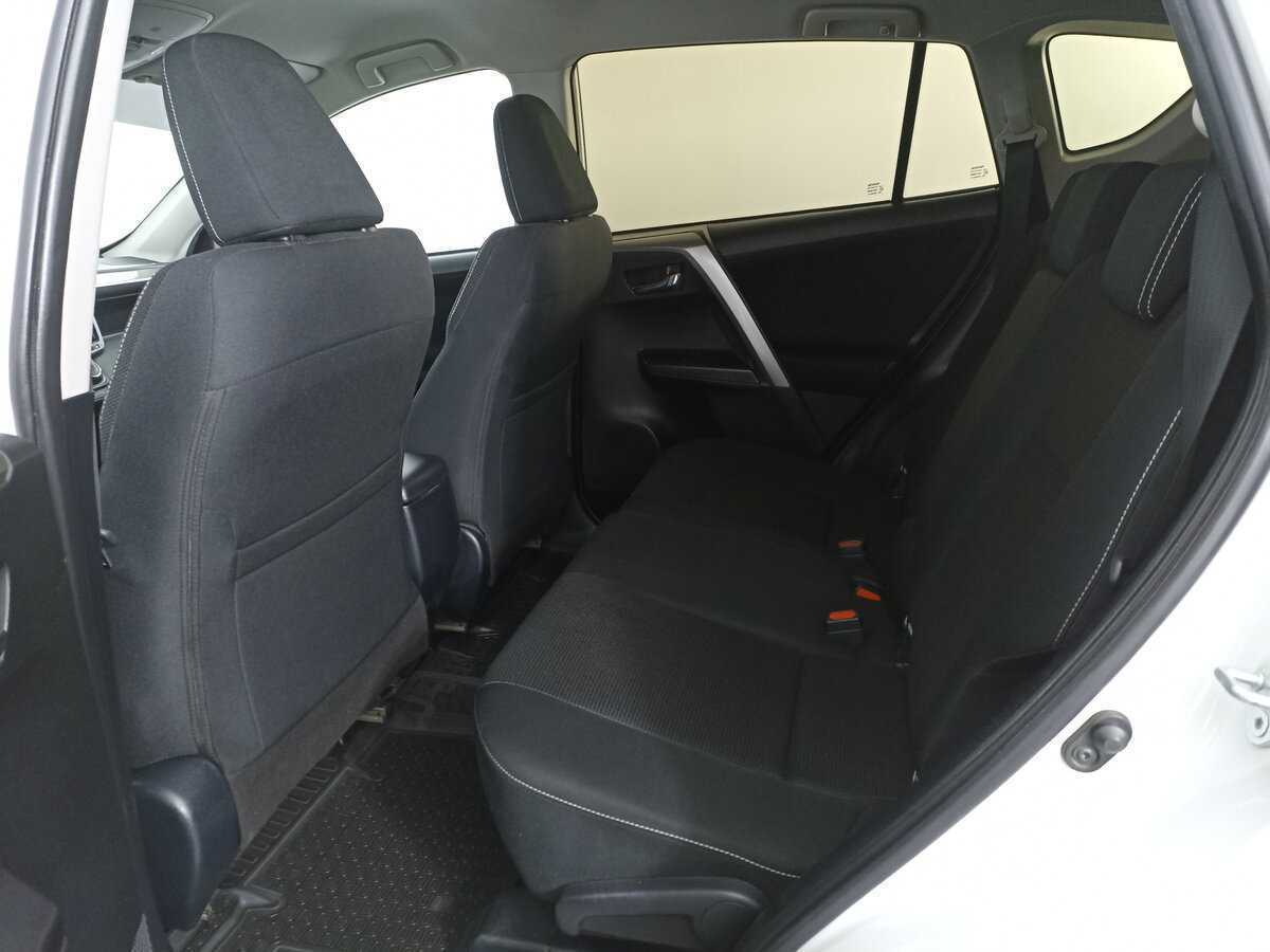 Toyota RAV4 с пробегом — 2017 год. Фото: #6