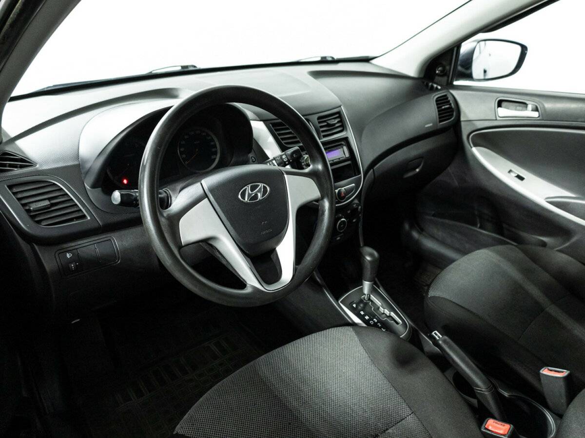 Hyundai Solaris с пробегом — 2012 год. Фото: #10