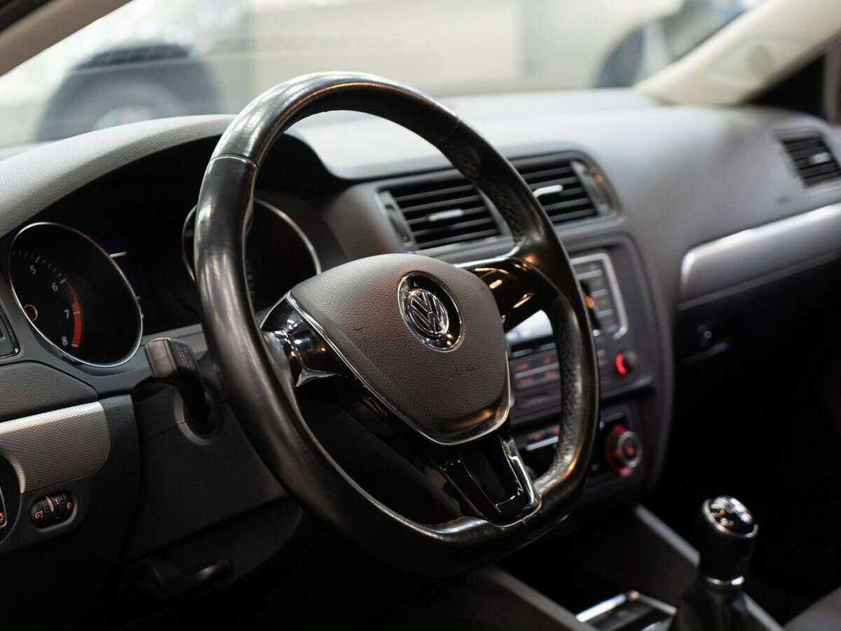 Volkswagen Jetta с пробегом — 2016 год. Фото: #4