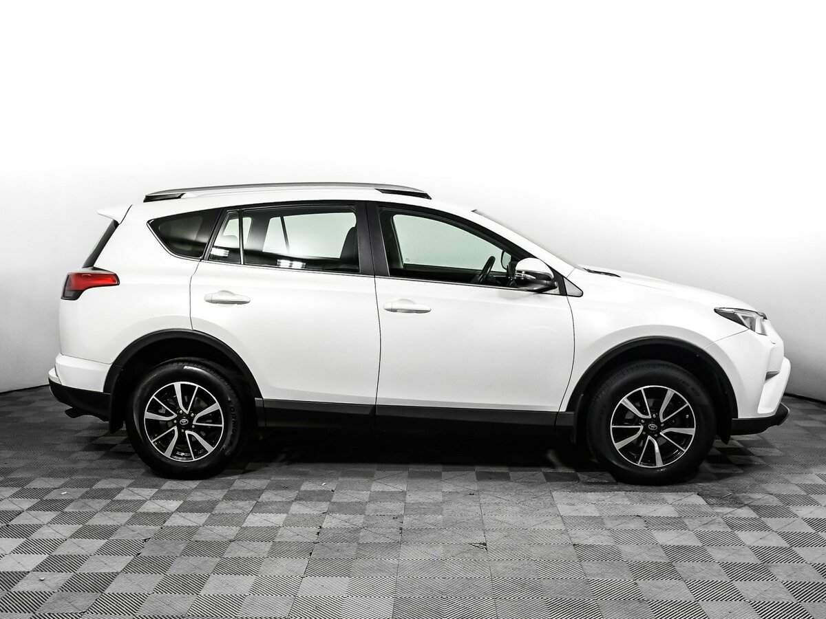 Toyota RAV4 с пробегом — 2017 год. Фото: #3