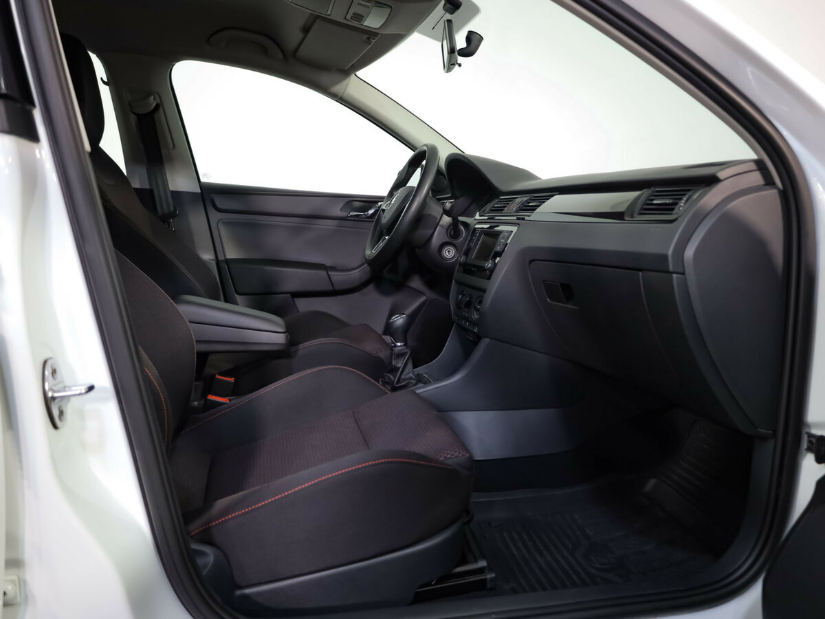 Skoda Rapid с пробегом — 2015 год. Фото: #14