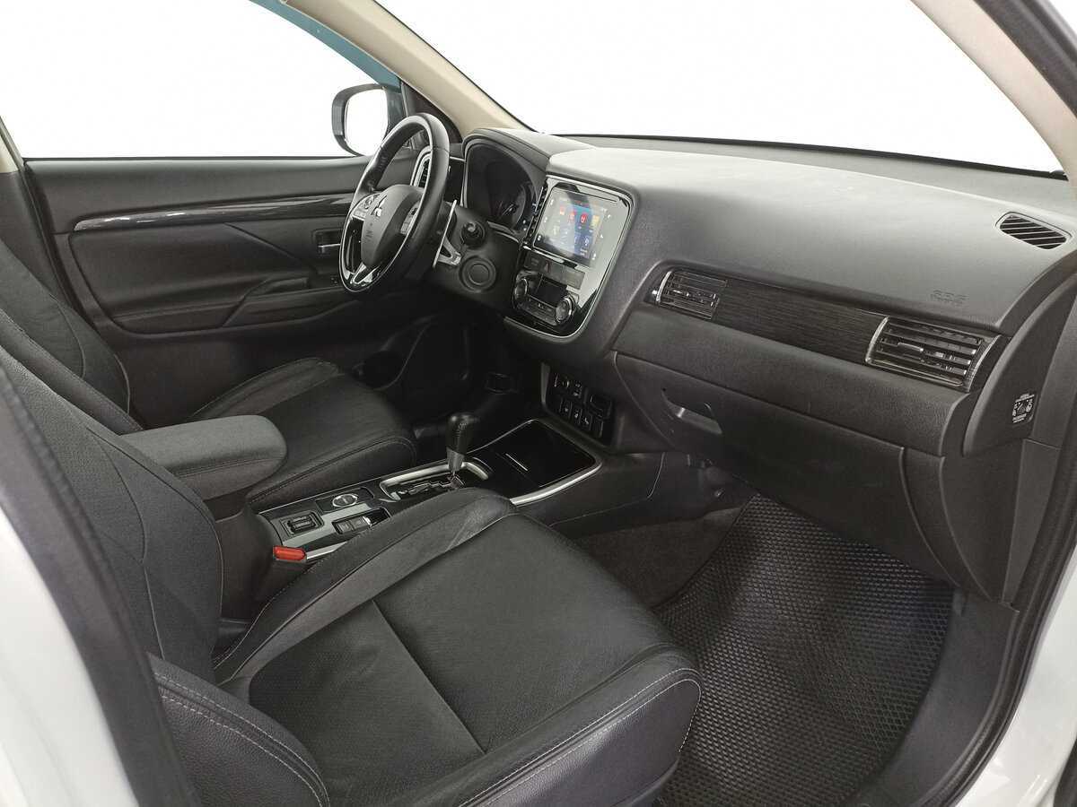 Mitsubishi Outlander с пробегом — 2017 год. Фото: #8