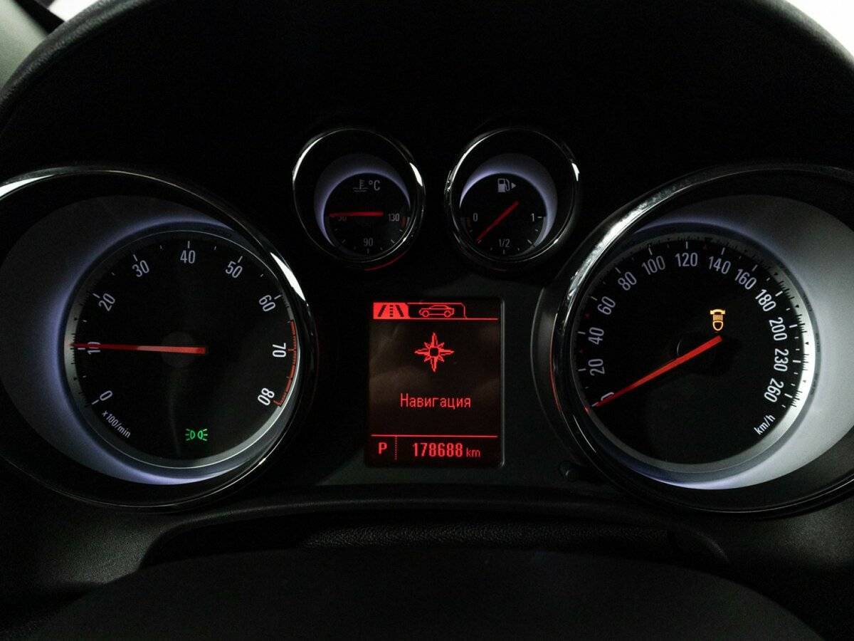 Opel Astra с пробегом — 2013 год. Фото: #11