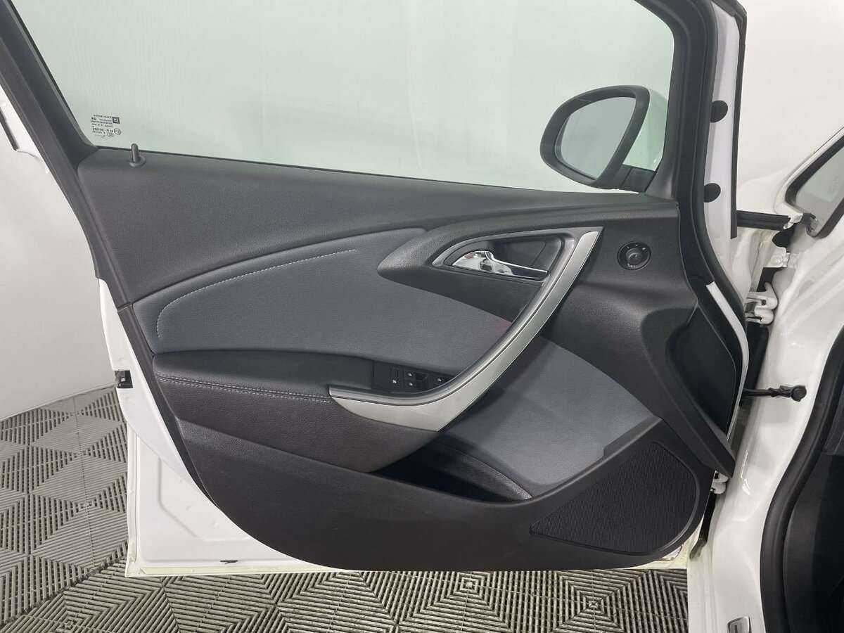 Opel Astra с пробегом — 2013 год. Фото: #7