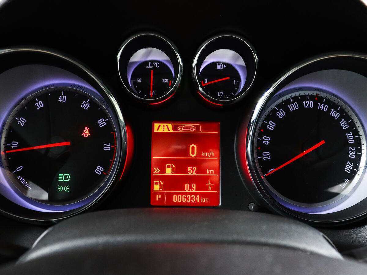 Opel Astra с пробегом — 2012 год. Фото: #8