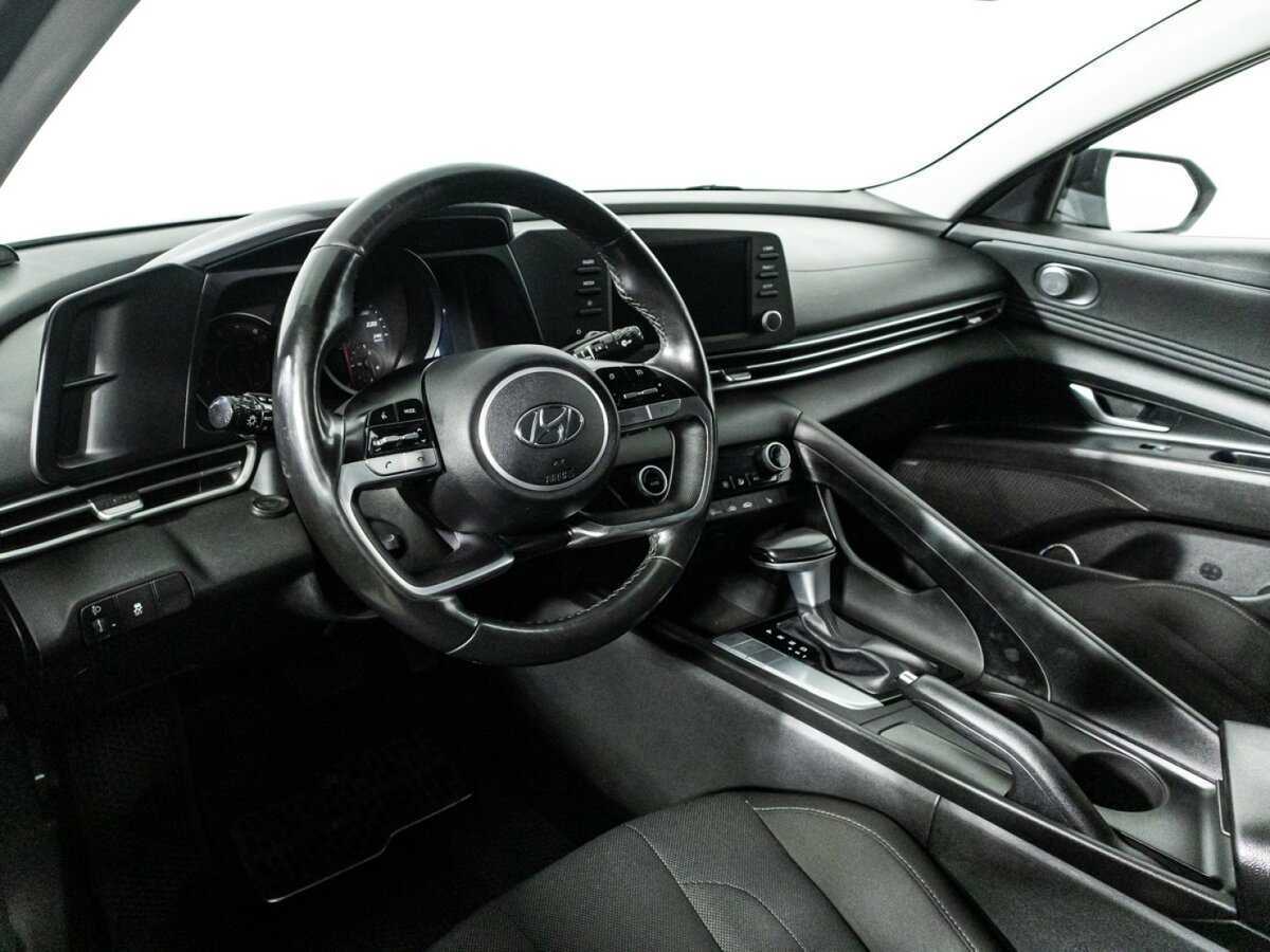 Hyundai Elantra с пробегом — 2021 год. Фото: #10