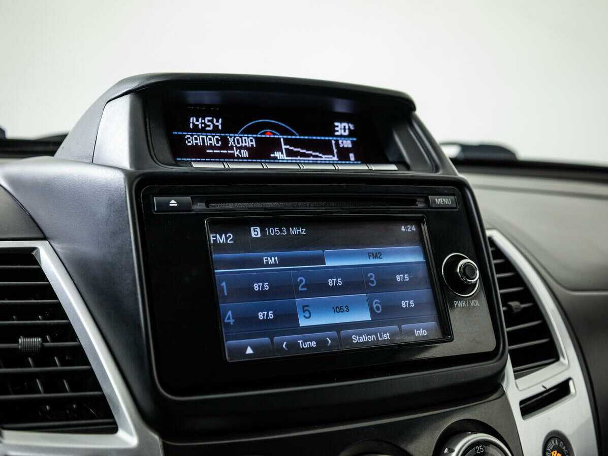 Mitsubishi Pajero Sport с пробегом — 2015 год. Фото: #17