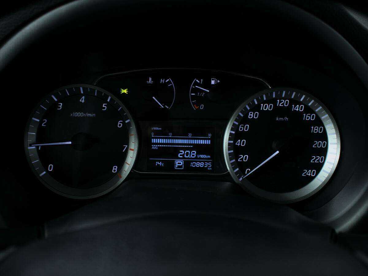 Nissan Tiida с пробегом — 2015 год. Фото: #10