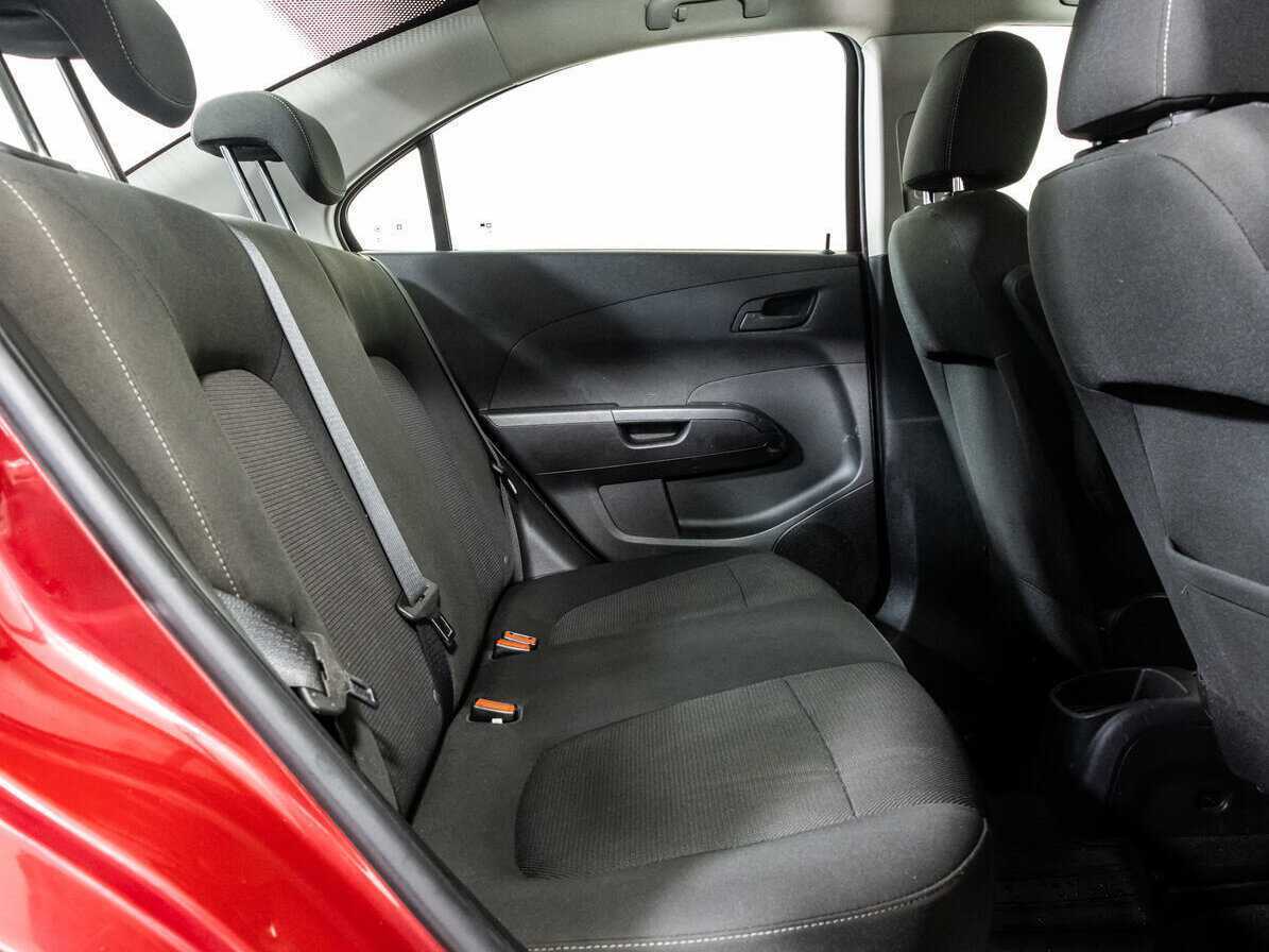 Chevrolet Aveo с пробегом — 2015 год. Фото: #13