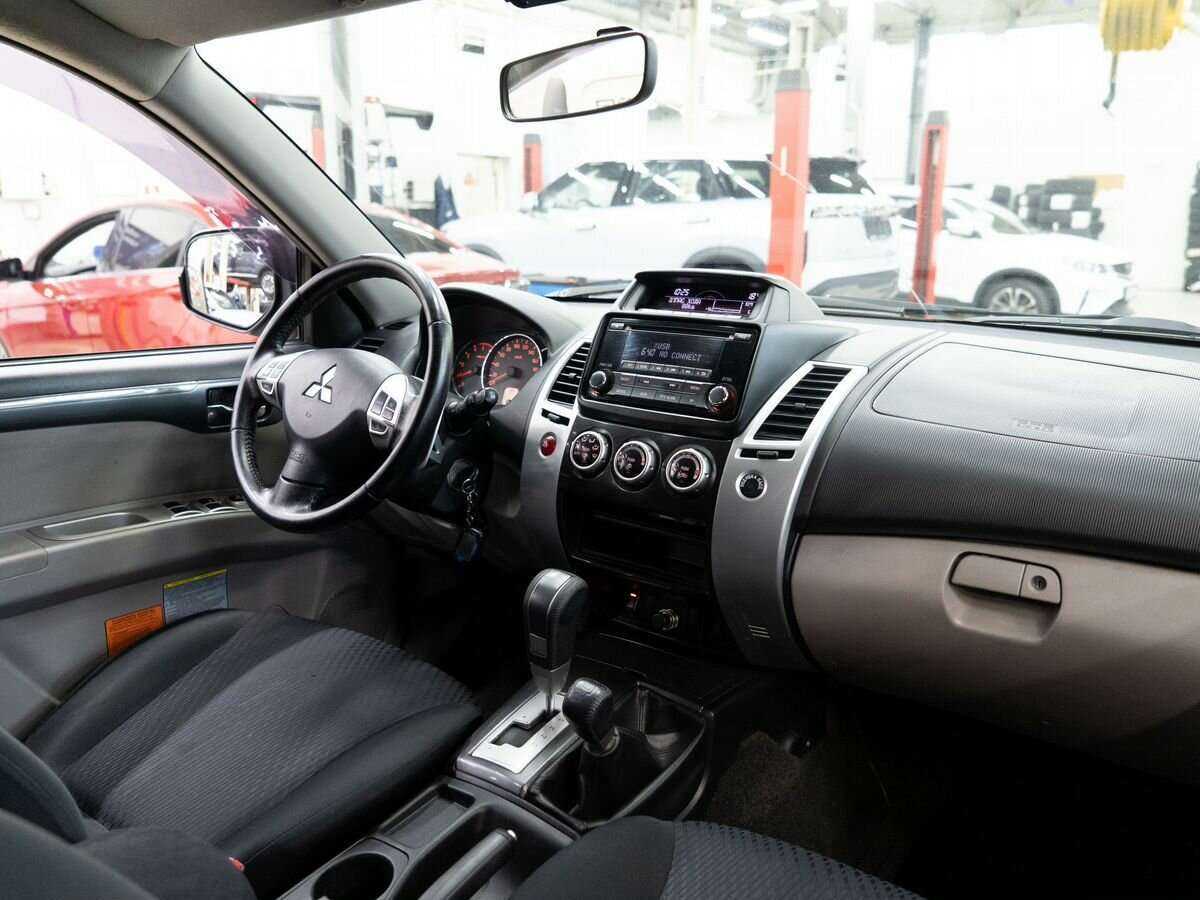 Mitsubishi Pajero Sport с пробегом — 2014 год. Фото: #15