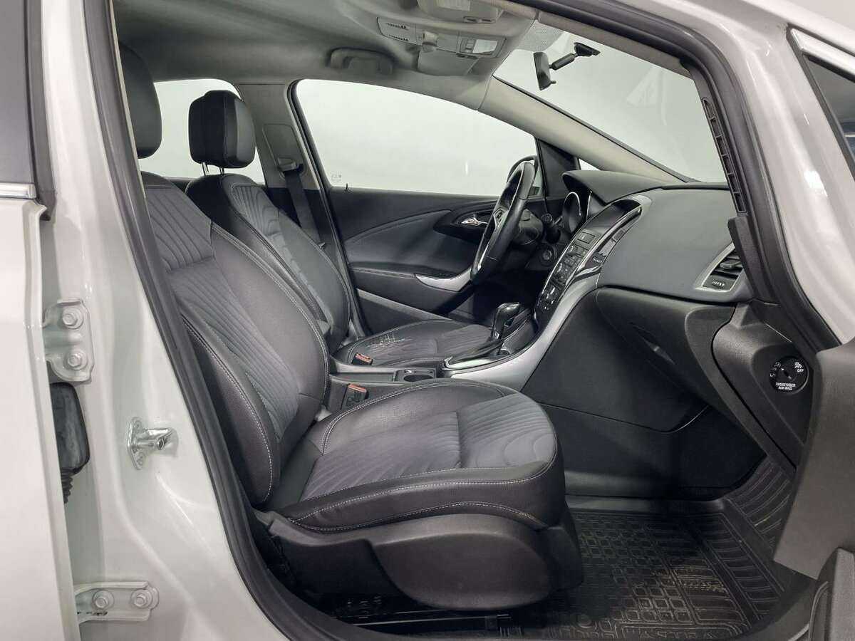 Opel Astra с пробегом — 2013 год. Фото: #12