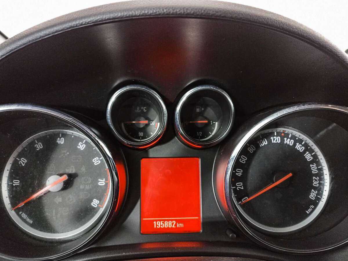 Opel Astra с пробегом — 2012 год. Фото: #9