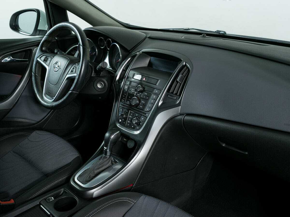 Opel Astra с пробегом — 2013 год. Фото: #7