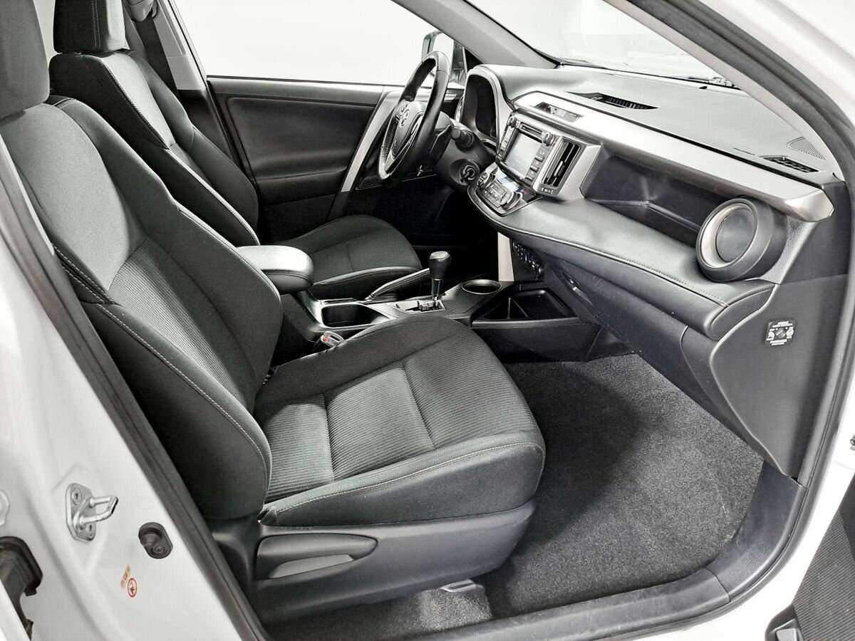 Toyota RAV4 с пробегом — 2015 год. Фото: #6
