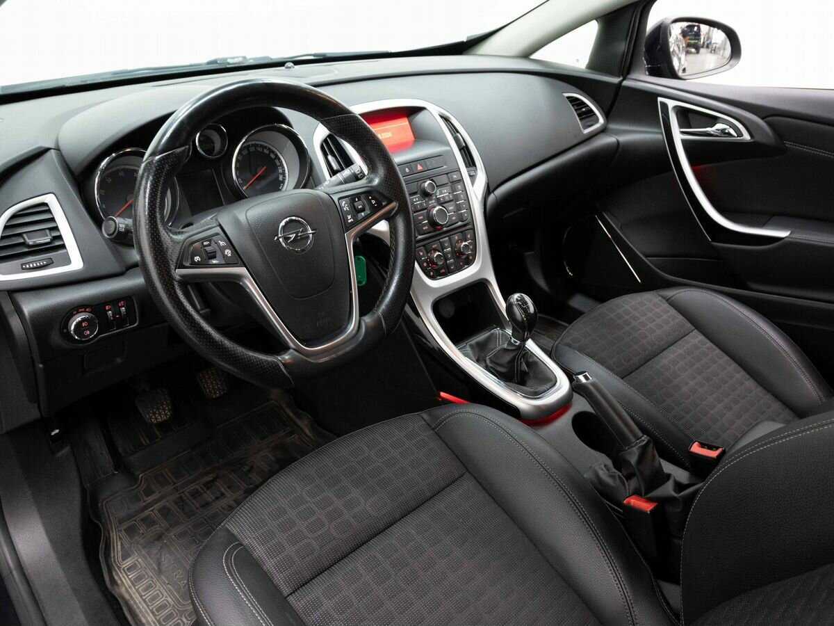 Opel Astra с пробегом — 2013 год. Фото: #7