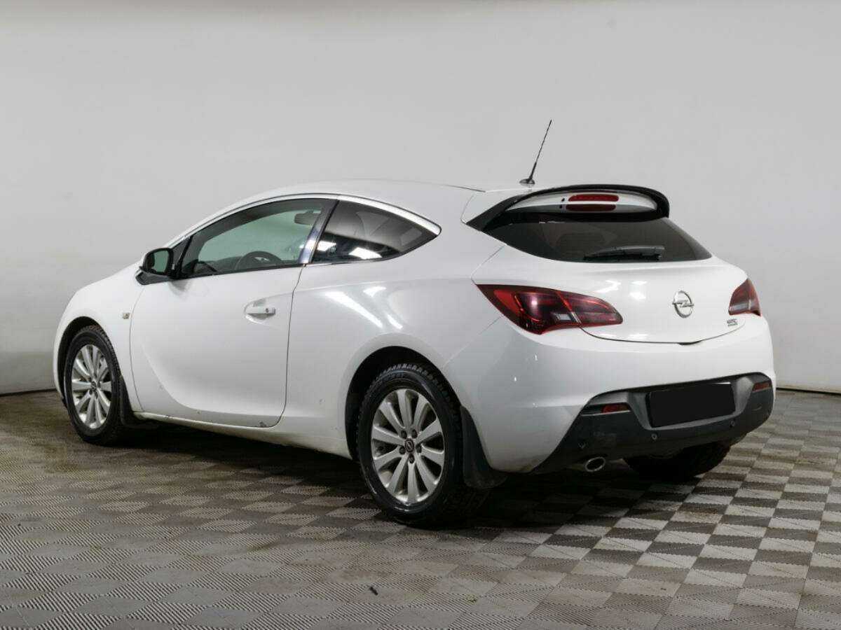 Opel Astra с пробегом — 2012 год. Фото: #6