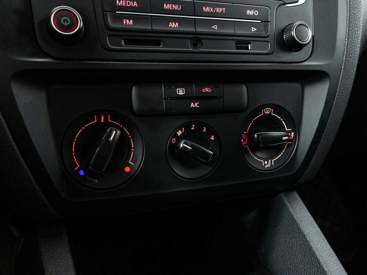 Volkswagen Jetta с пробегом — 2015 год. Фото: #15