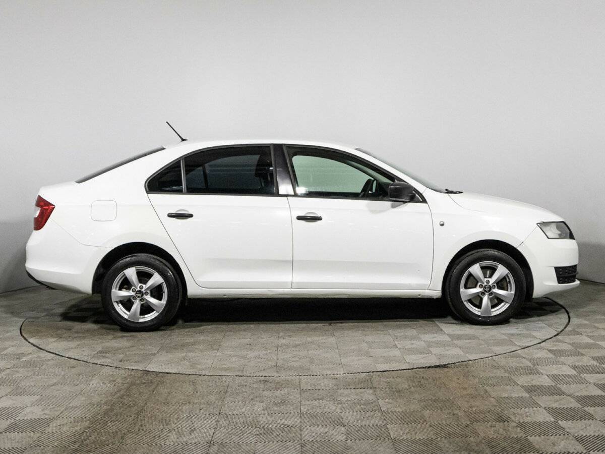 Skoda Rapid с пробегом — 2015 год. Фото: #3