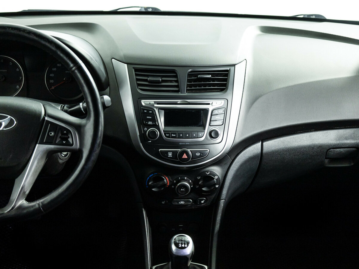 Hyundai Solaris с пробегом — 2015 год. Фото: #12