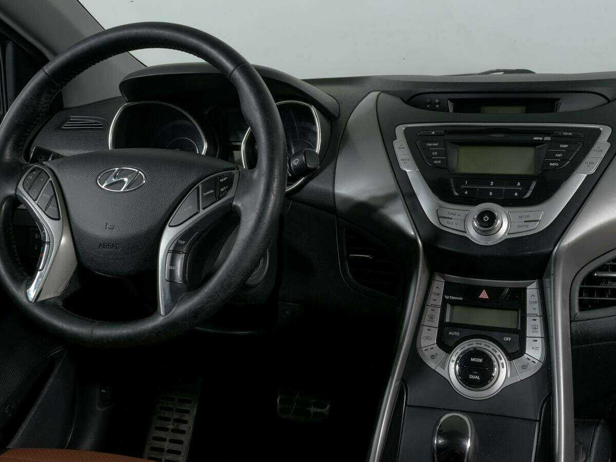 Hyundai Elantra с пробегом — 2012 год. Фото: #10