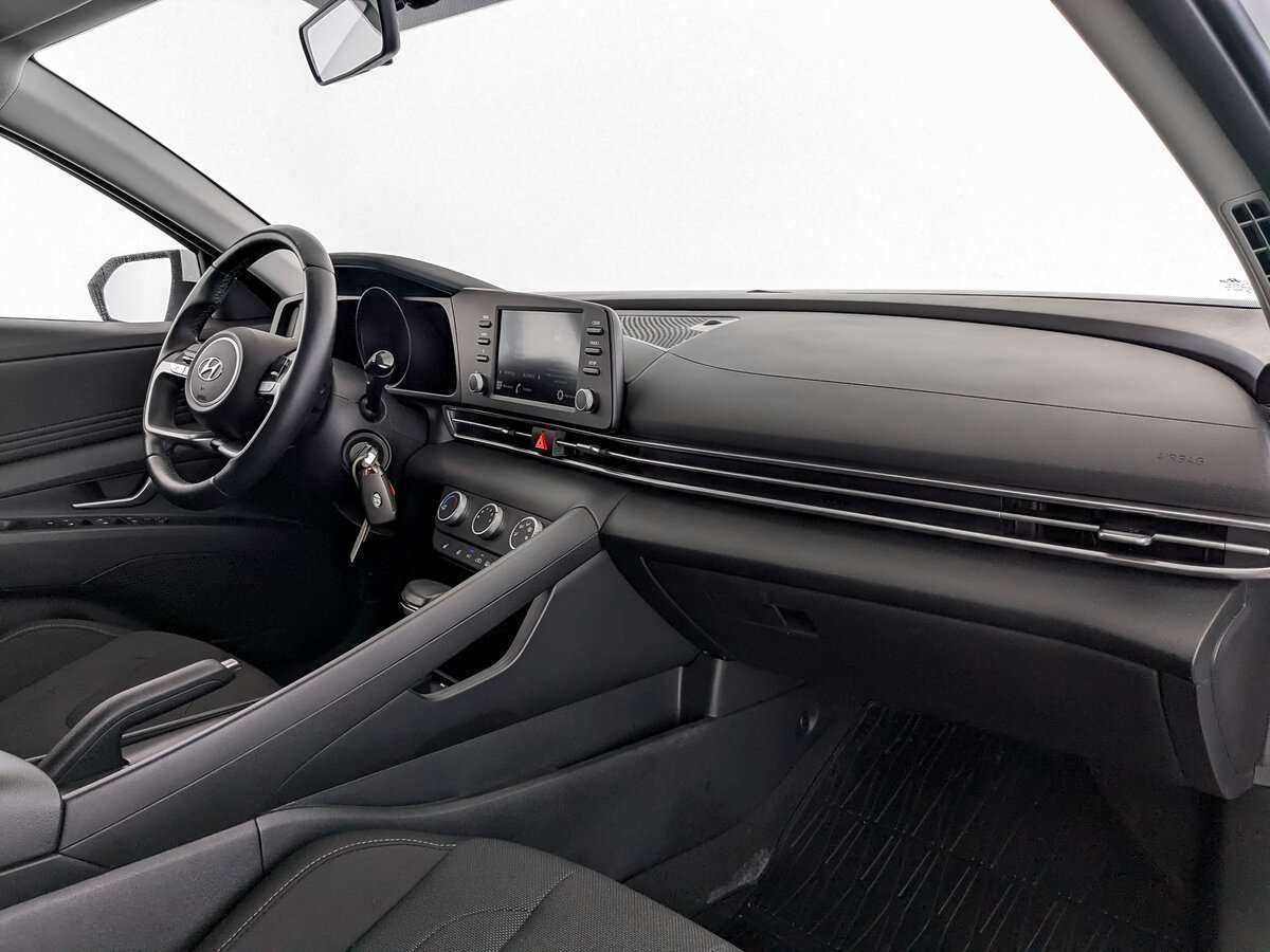 Hyundai Elantra с пробегом — 2022 год. Фото: #10