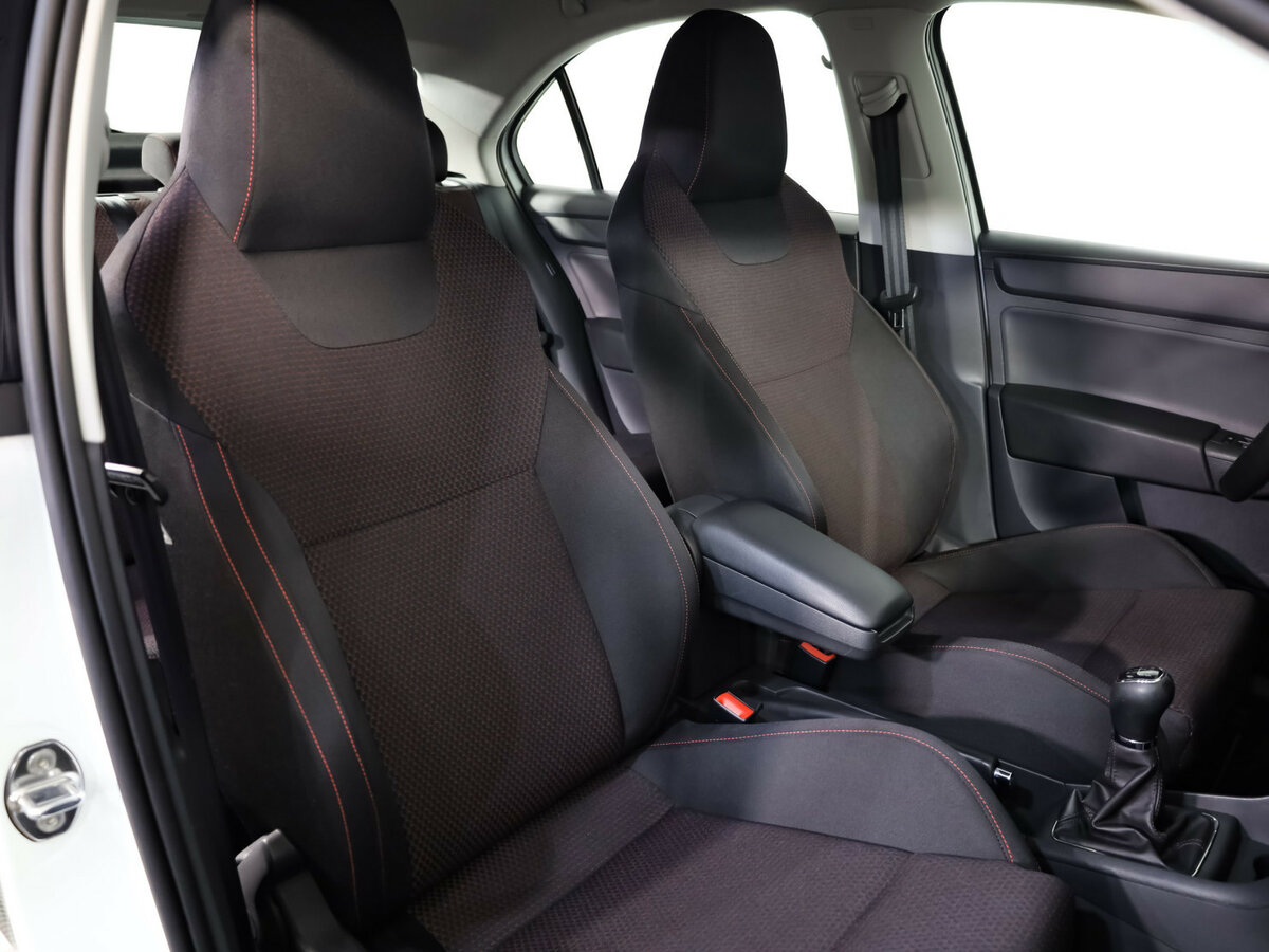 Skoda Rapid с пробегом — 2015 год. Фото: #13