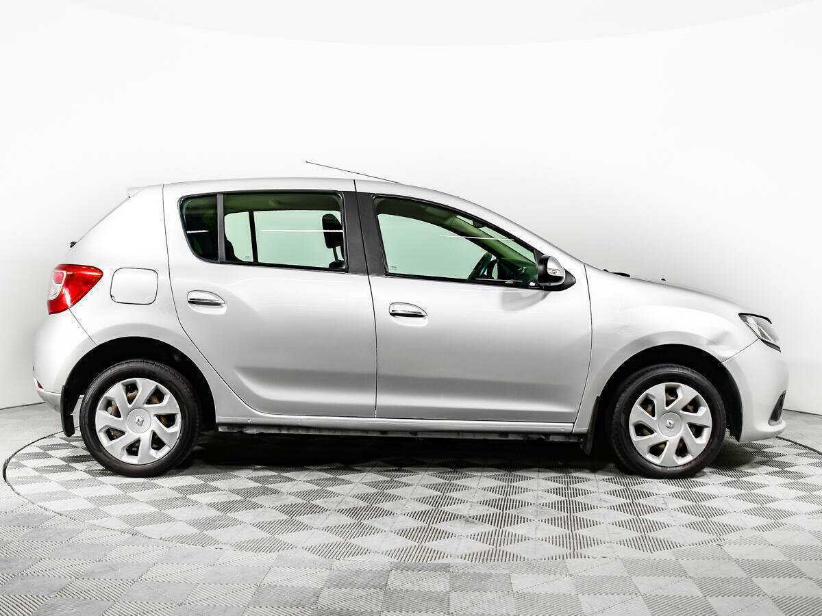 Renault Sandero с пробегом — 2015 год. Фото: #3
