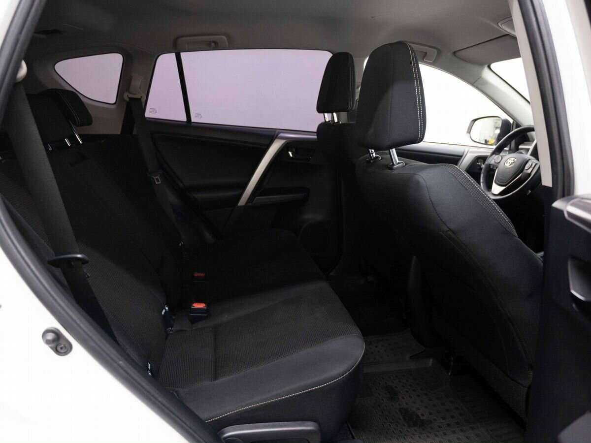 Toyota RAV4 с пробегом — 2017 год. Фото: #7