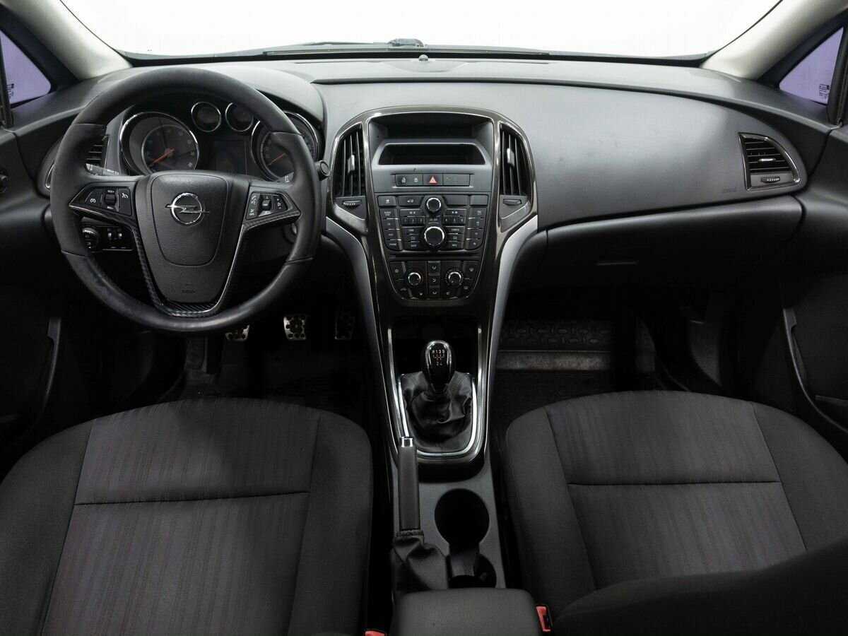 Opel Astra с пробегом — 2013 год. Фото: #12