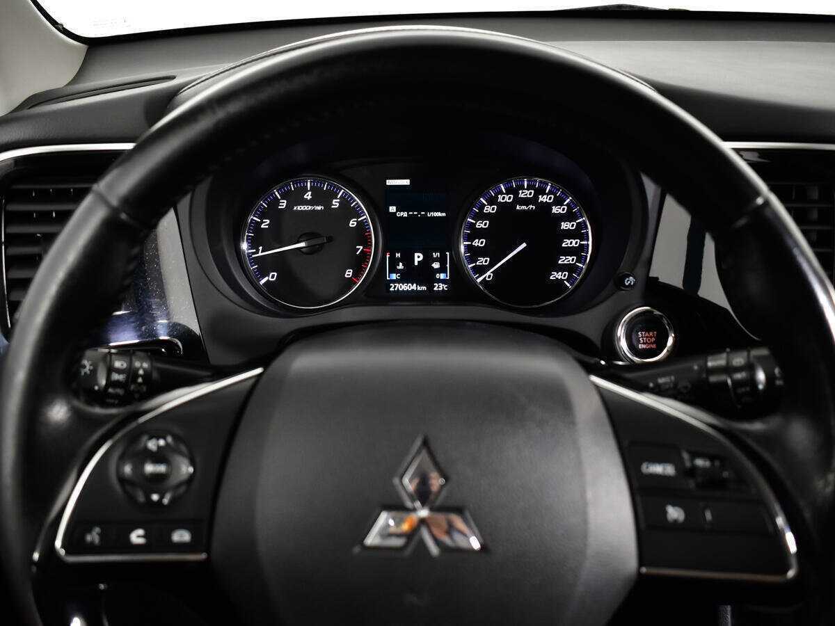 Mitsubishi Outlander с пробегом — 2015 год. Фото: #10