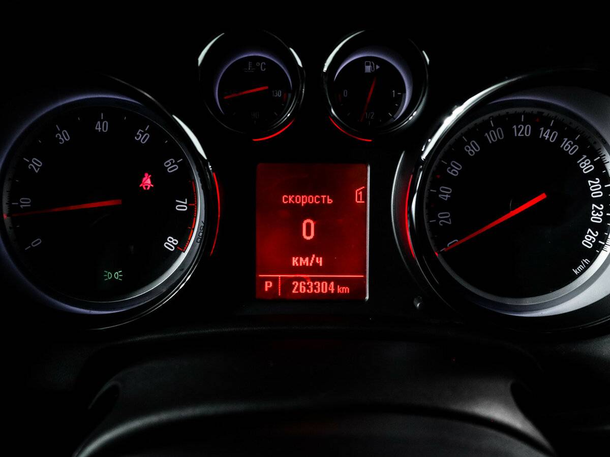 Opel Astra с пробегом — 2012 год. Фото: #8