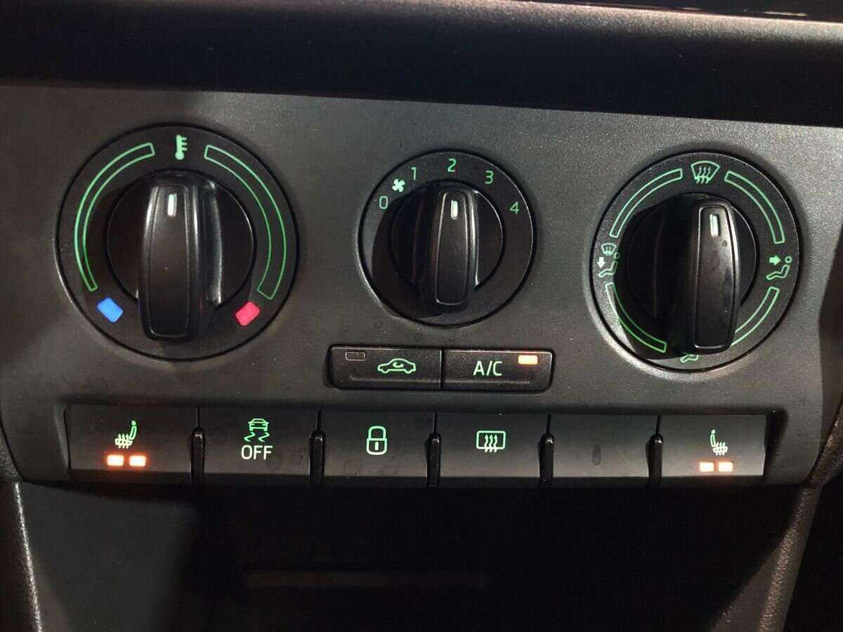 Skoda Rapid с пробегом — 2015 год. Фото: #12