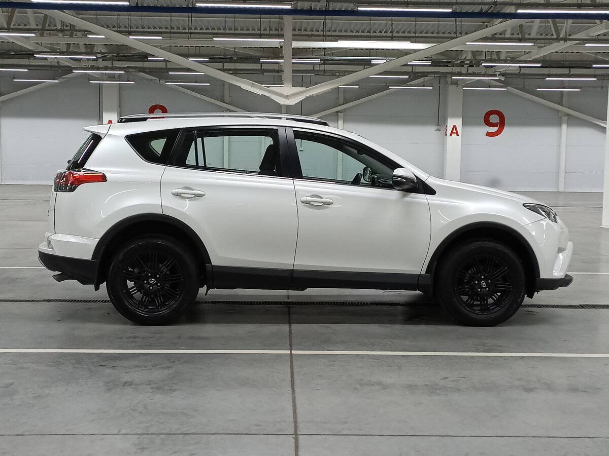 Toyota RAV4 с пробегом — 2017 год. Фото: #3