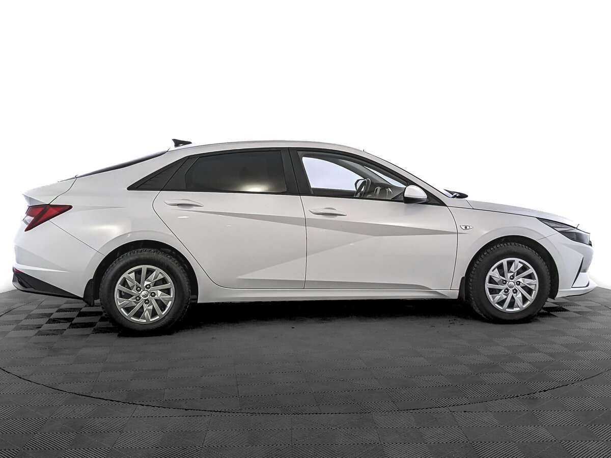 Hyundai Elantra с пробегом — 2022 год. Фото: #3