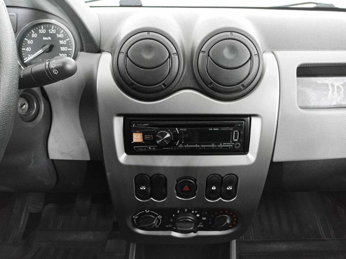 Renault Sandero с пробегом — 2014 год. Фото: #11