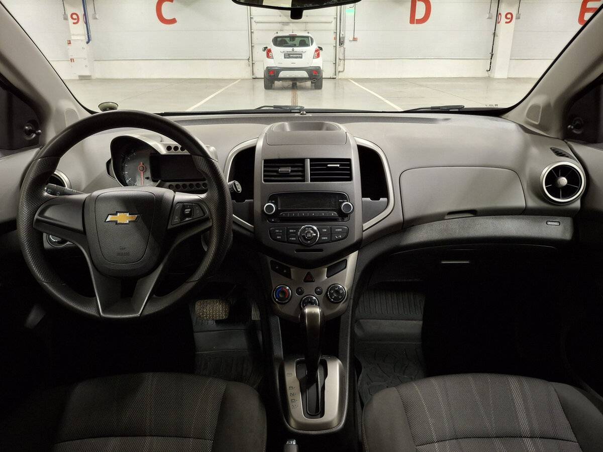 Chevrolet Aveo с пробегом — 2015 год. Фото: #12