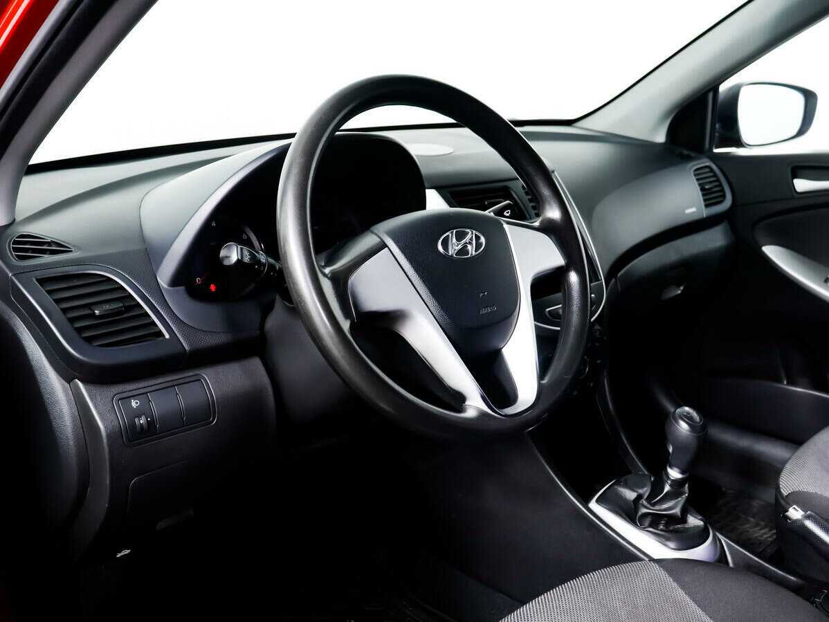 Hyundai Solaris с пробегом — 2012 год. Фото: #12