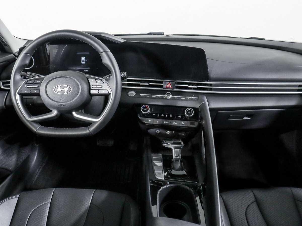 Hyundai Elantra с пробегом — 2023 год. Фото: #8