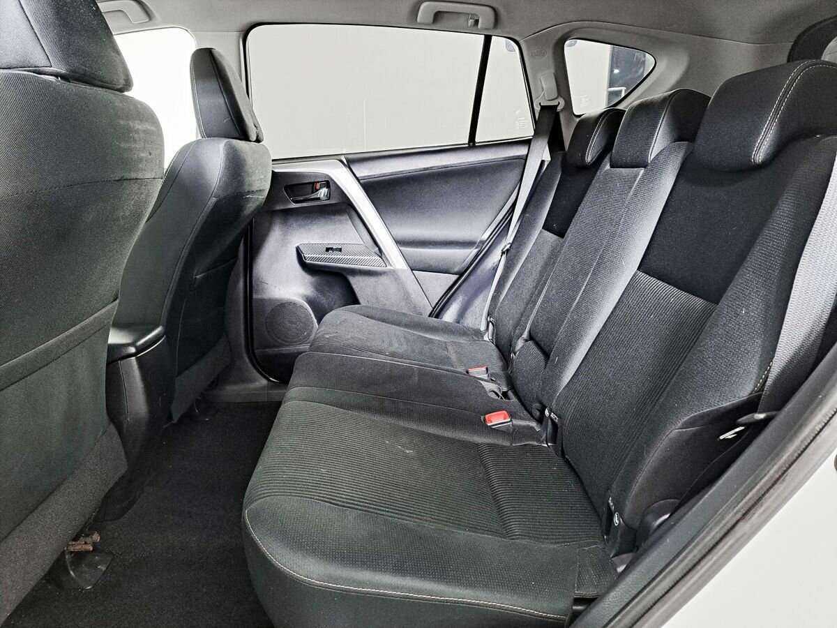 Toyota RAV4 с пробегом — 2014 год. Фото: #9