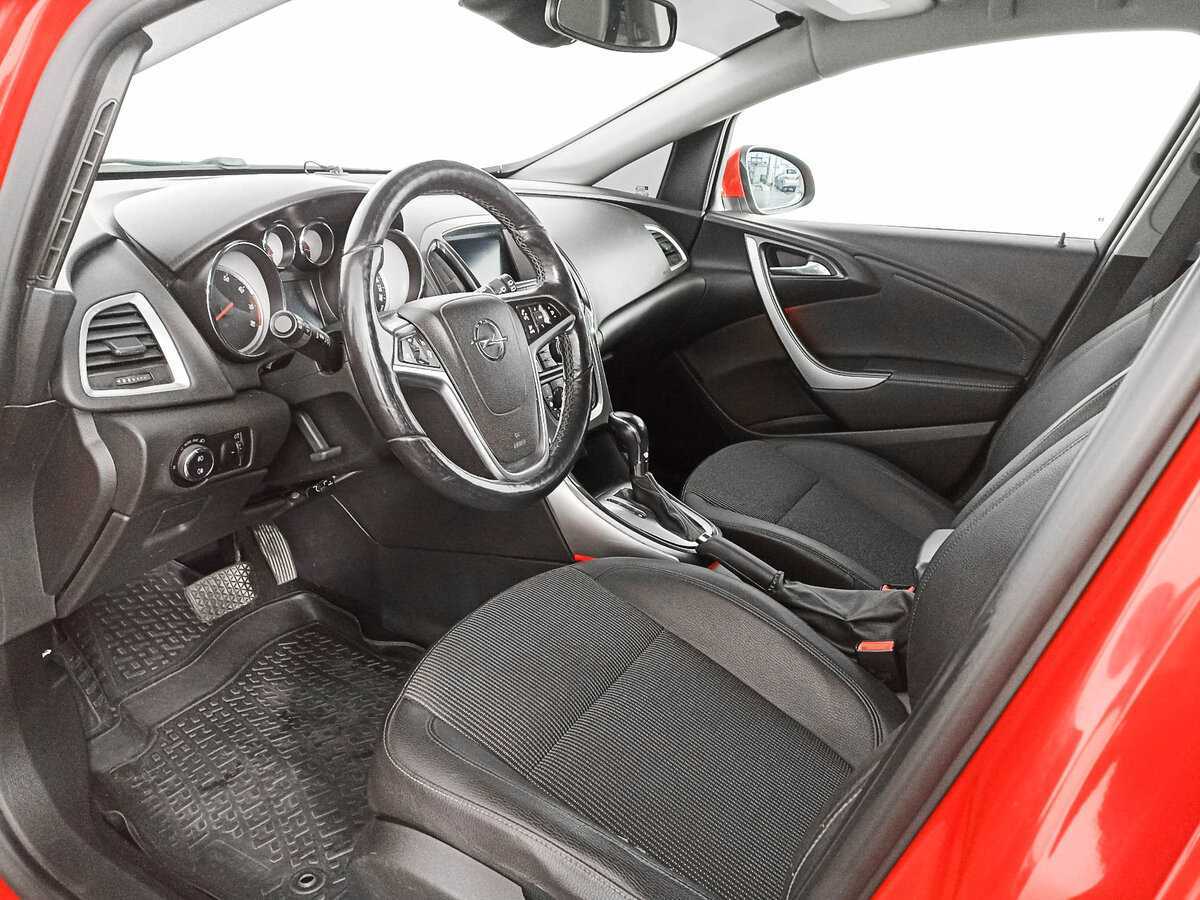 Opel Astra с пробегом — 2012 год. Фото: #11