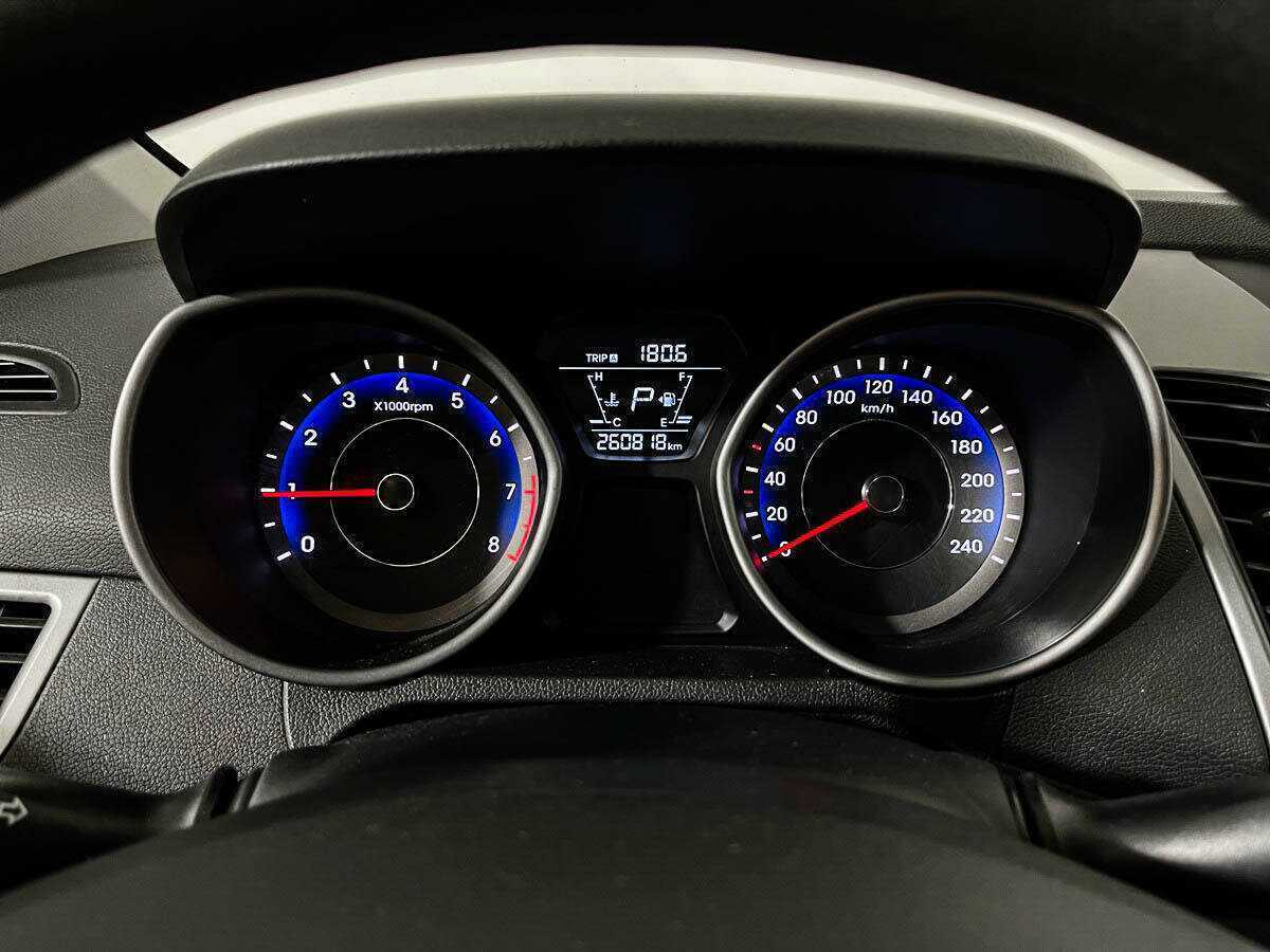 Hyundai Elantra с пробегом — 2015 год. Фото: #10