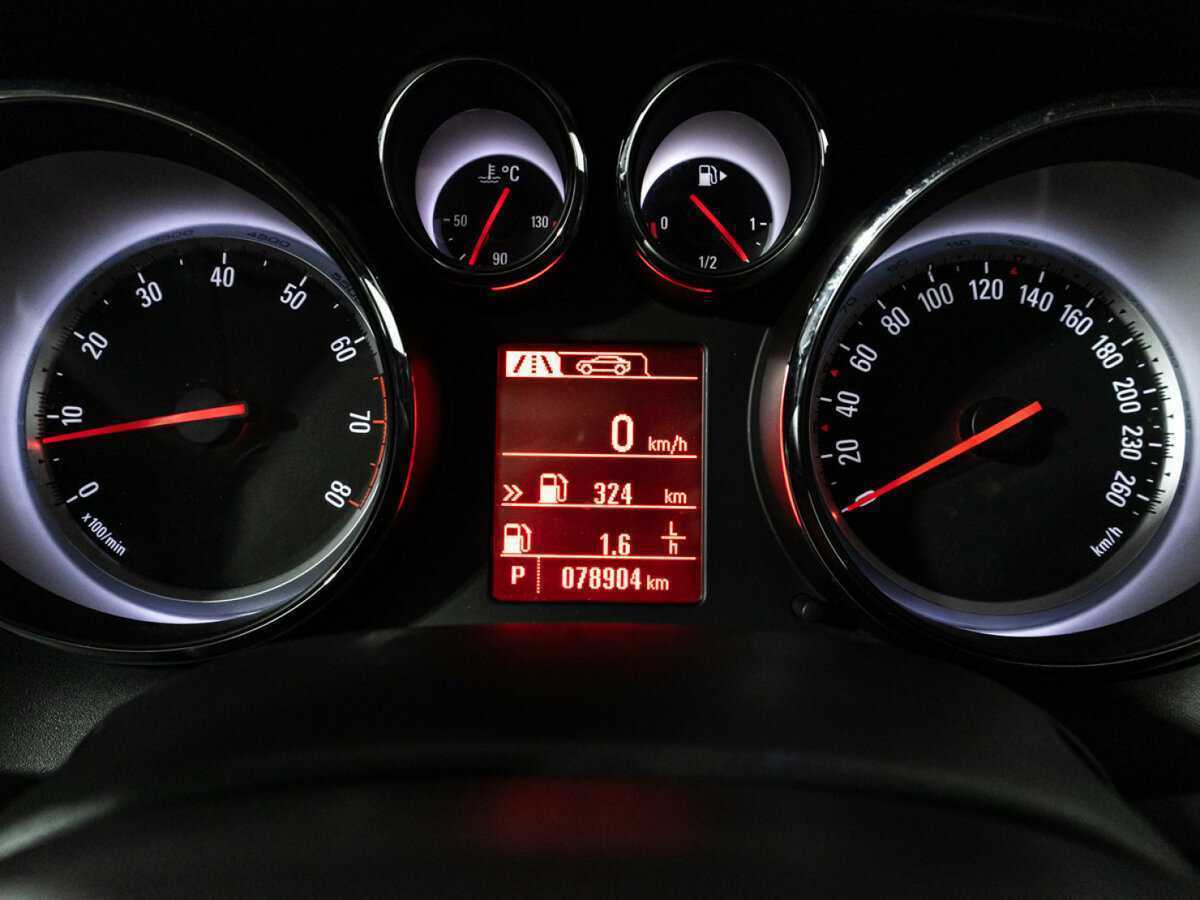 Opel Astra с пробегом — 2014 год. Фото: #11