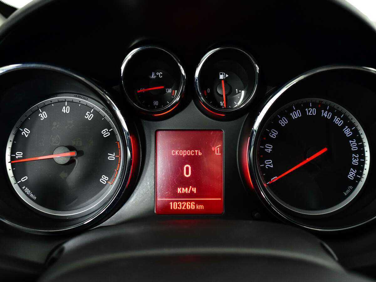 Opel Astra с пробегом — 2012 год. Фото: #10