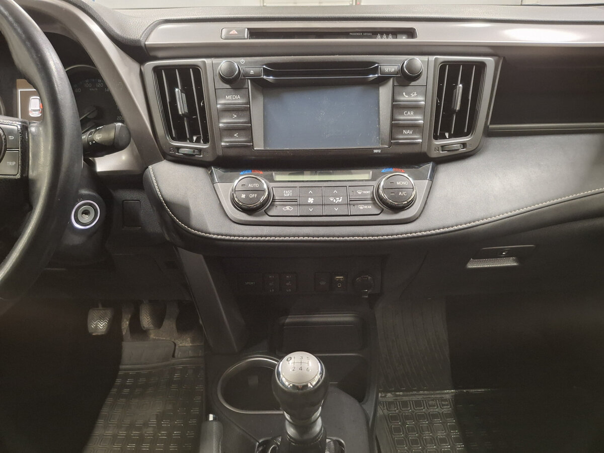 Toyota RAV4 с пробегом — 2015 год. Фото: #13