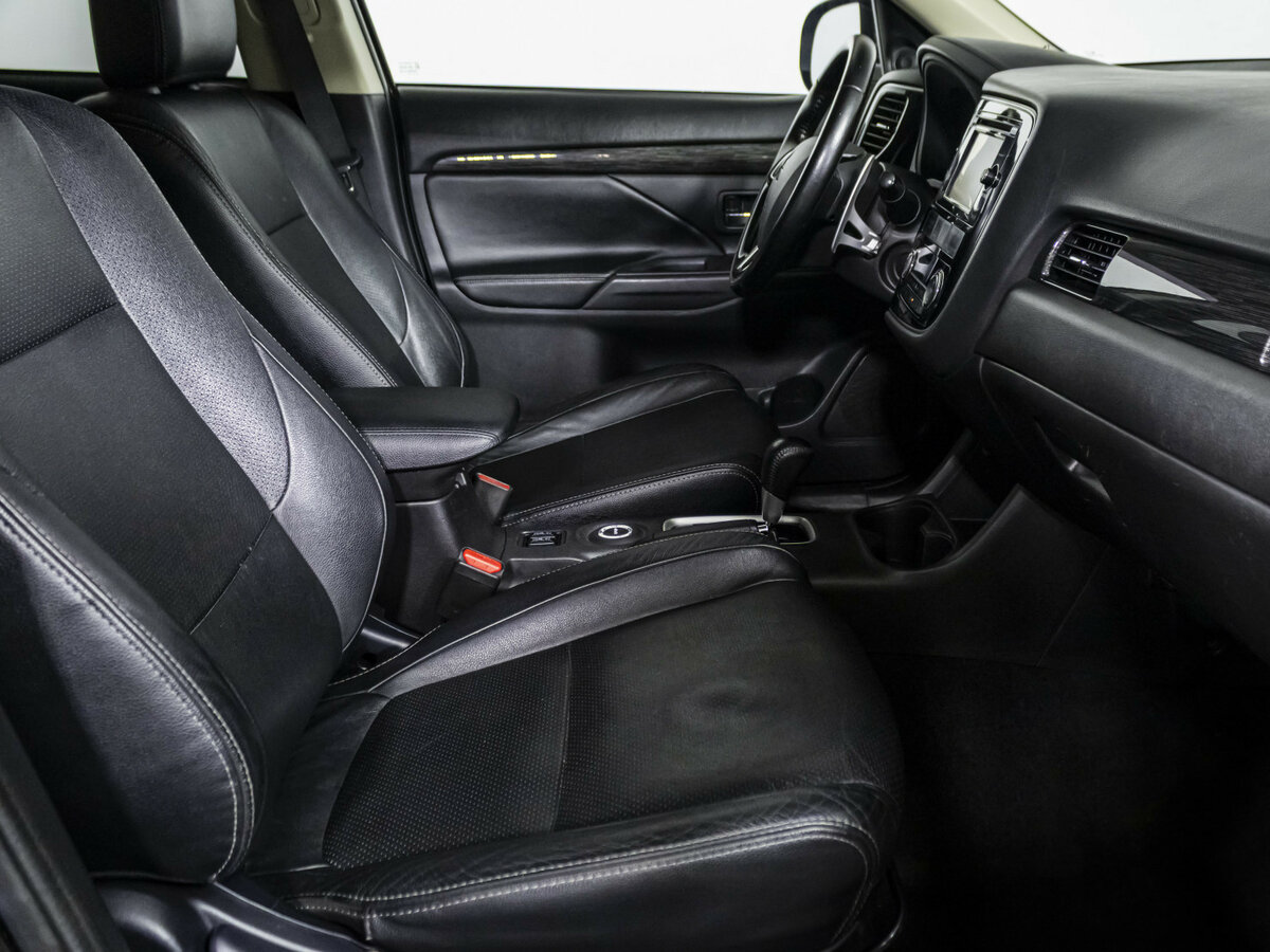 Mitsubishi Outlander с пробегом — 2015 год. Фото: #7