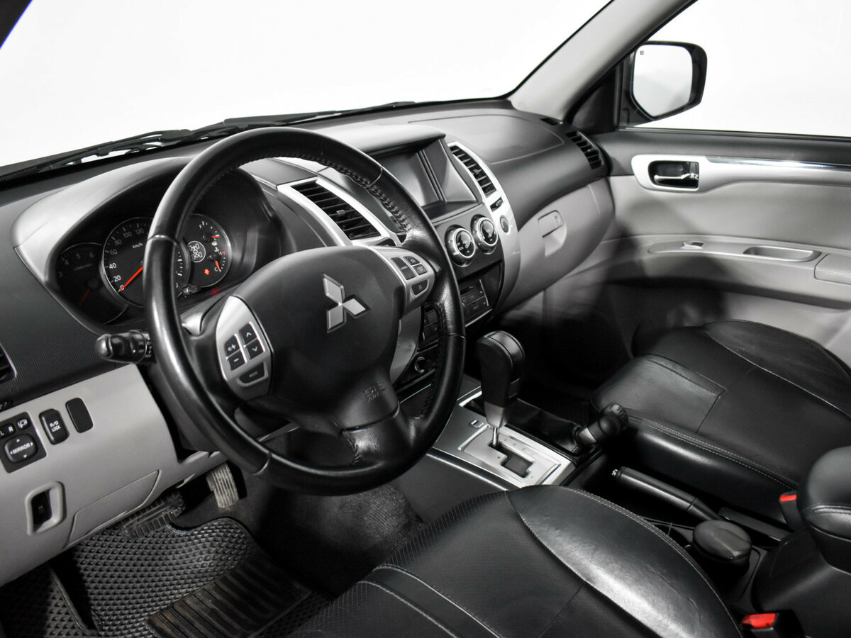 Mitsubishi Pajero Sport с пробегом — 2013 год. Фото: #6